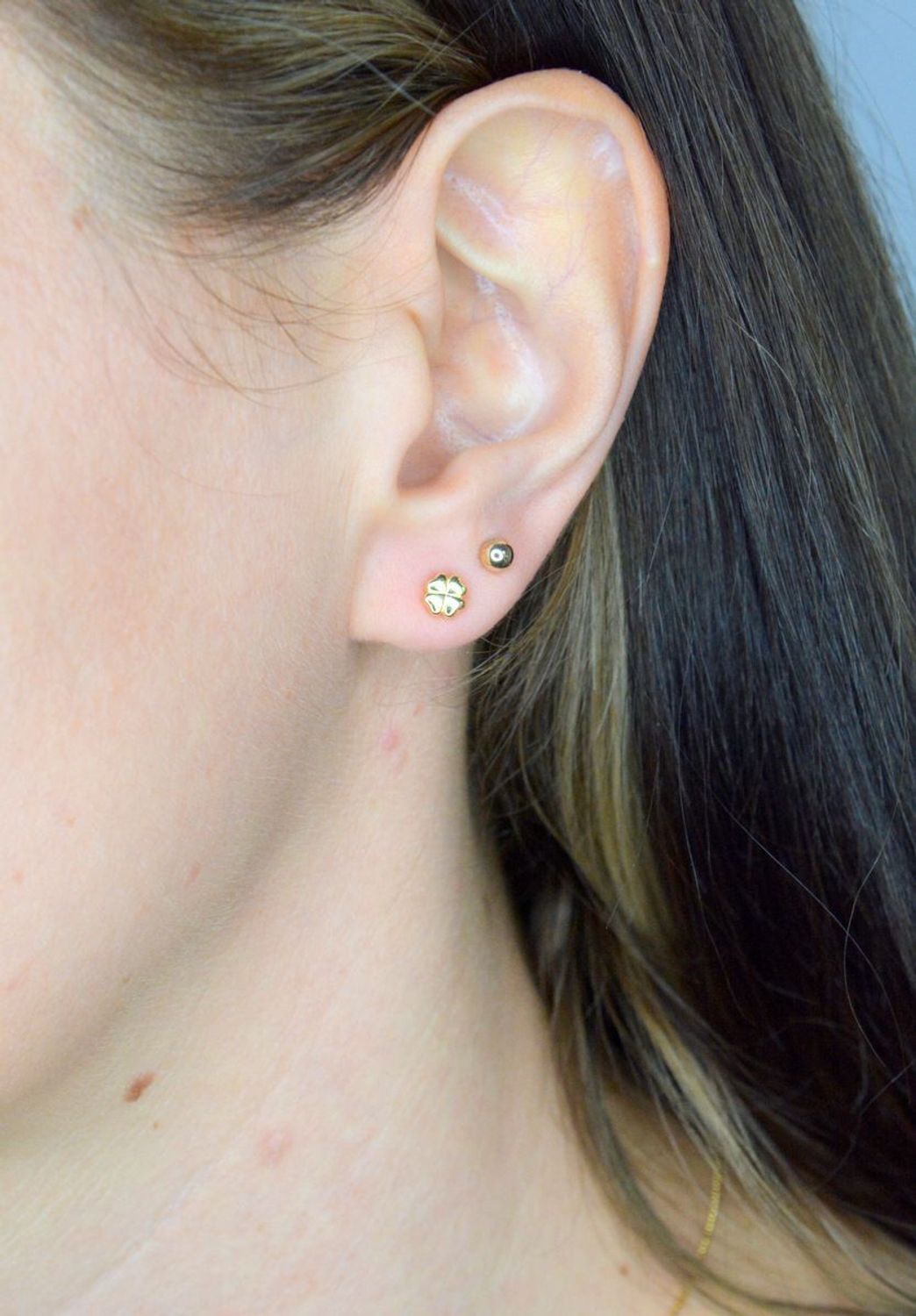 Kolczyki damskie srebrne pozłacane koniczynki Armonica Nomination 241307 003.png